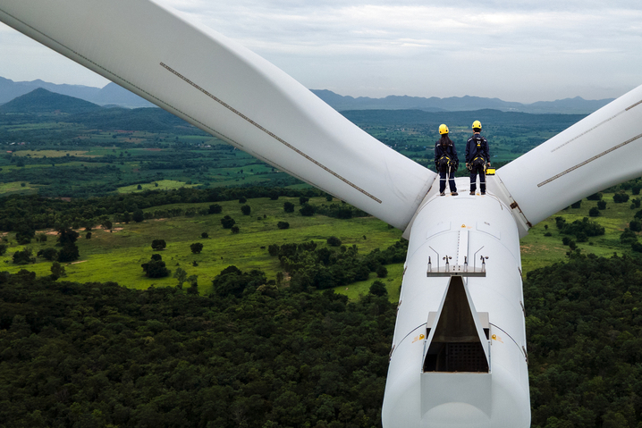Dois homens num moinho de vento